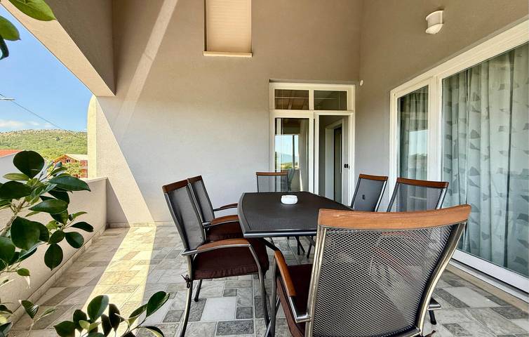 Ganze Ferienwohnung, Charmante 2-Zimmer-Wohnung mit Pool und Terrasse in der Nähe des Flusses Cetina in Dalmatinisches Zagora