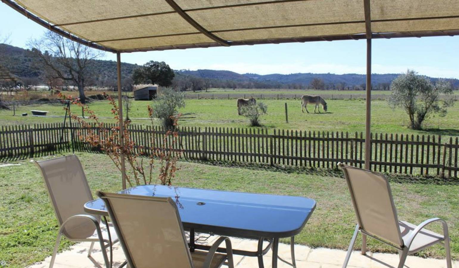 Gîte 'Le Petit Étang' con piscina compartida, terraza privada y aire acondicionado in Gréoux-les-Bains, Parc naturel régional du Verdon