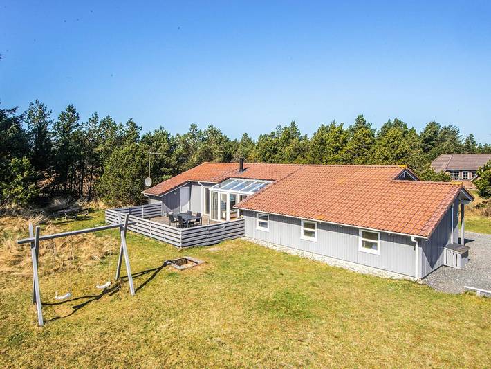 Ferienhaus für 10 Personen, mit Terrasse und Sauna sowie Whirlpool und Pool, kinderfreundlich in Tirpitz Museum (Oksby)