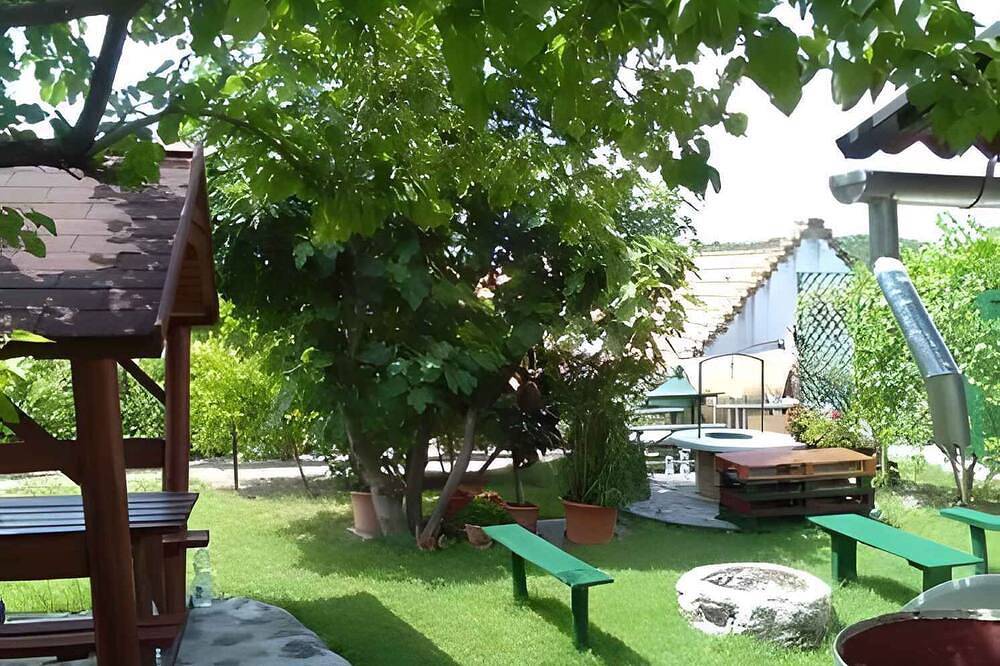 Casa vacacional con jardín a sólo 50 metros del centro in Tihany, Balatonfüredi járás