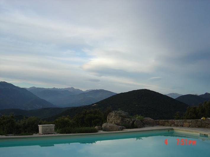 Location de vacances pour 8 personnes, avec terrasse ainsi que jardin et piscine à Sartène - 2