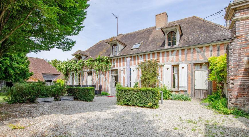 Gîte pour 10 personnes, avec Terrasse ainsi que Jardin et Piscine