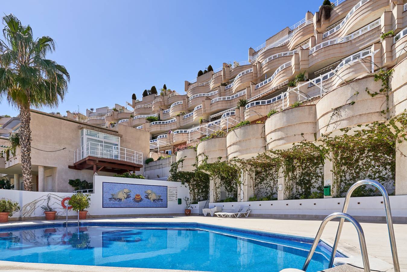 Apartamento entero, Apartamento 'Las Lomas de Marina del Este' con vistas al mar, terrazas, piscina compartida y Wi-Fi in La Herradura, Almuñecar