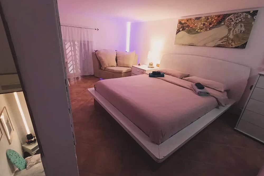 Entire apartment, Napoleon vacation home to the historic center of the city and from the famous earth district. in Pozzuoli, Naples Province