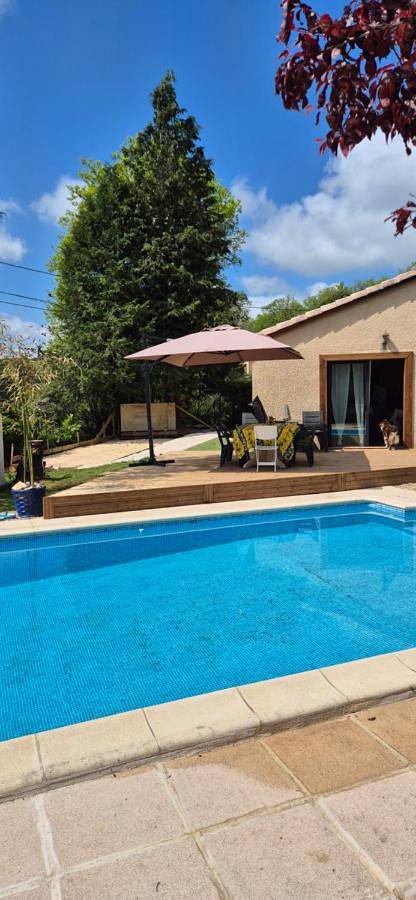Ferienhaus für 9 Personen, mit Terrasse und Garten sowie Pool und Ausblick