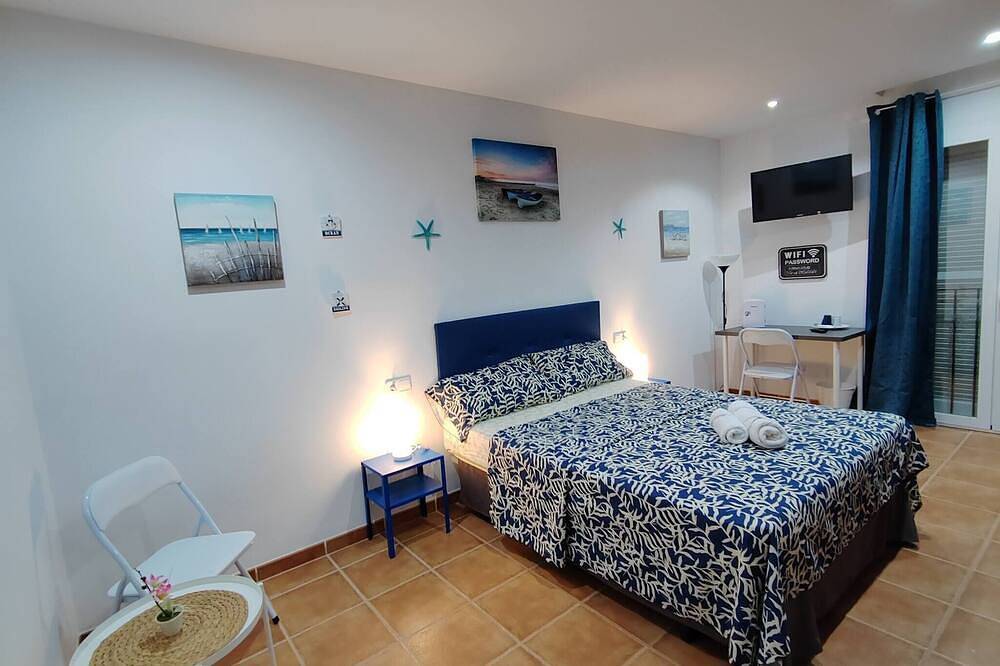 Private Single Double Room With Shared Bathroom in Ses Salines, South Majorca