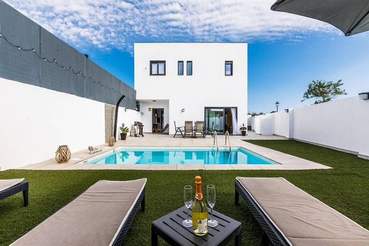 Ferienhaus für 6 Personen, mit Balkon und Terrasse sowie Garten und Pool