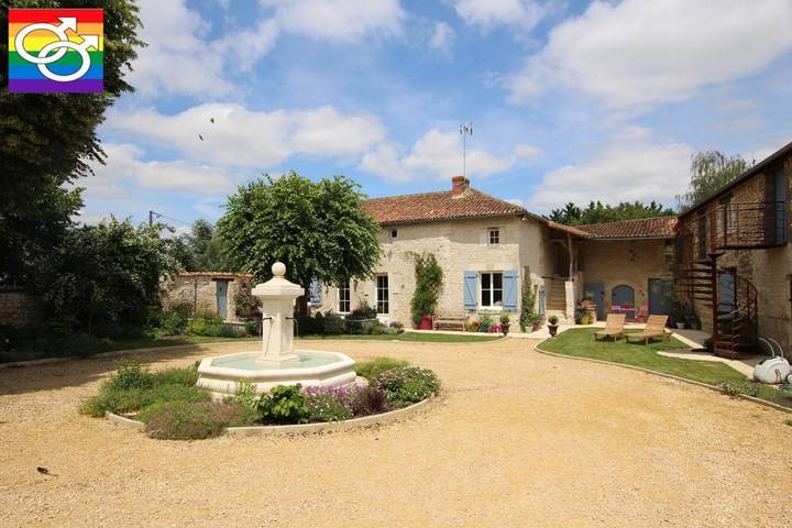 Cottage pour 2 personnes, avec sauna et jacuzzi ainsi que jardin et piscine à Pouant