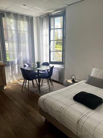Gîte pour 2 personnes, avec jardin à Néris-les-Bains