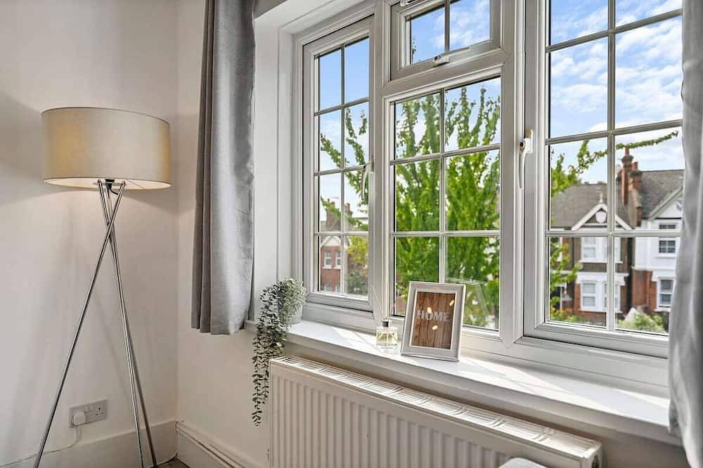 Entire apartment, Guest Homes | Rosebank Gardens in Ealing, London