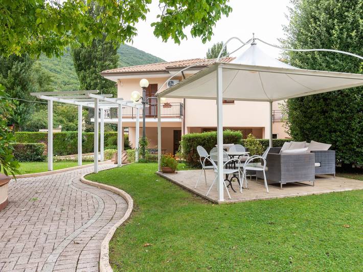 Agriturismo per 4 persone, con Giardino e Piscina nonché Sauna a Foligno