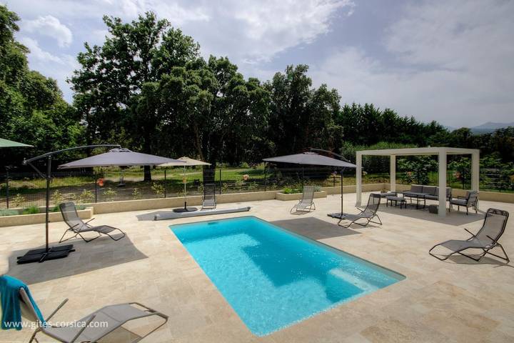 Gîte pour 6 personnes, avec Terrasse et Jardin ainsi que Piscine et Vue
