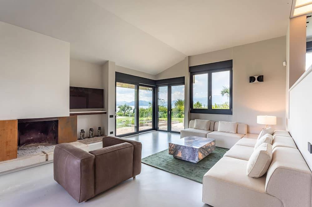 Villa Roccolo luxury retreat overlooking the Garda Lake in Bardolino, Montagnes autour du lac de Garde