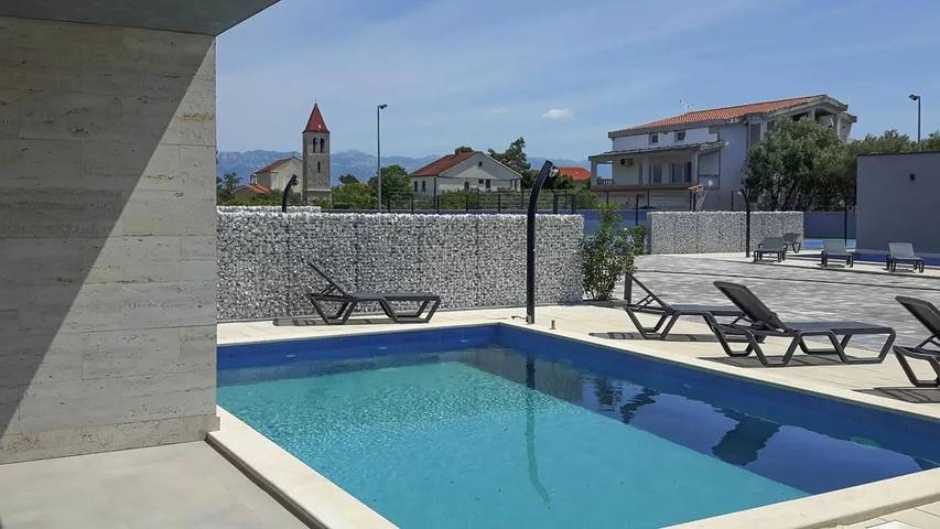 Villa pour 6 personnes, avec jacuzzi et terrasse ainsi que piscine et sauna dans Vir - 4