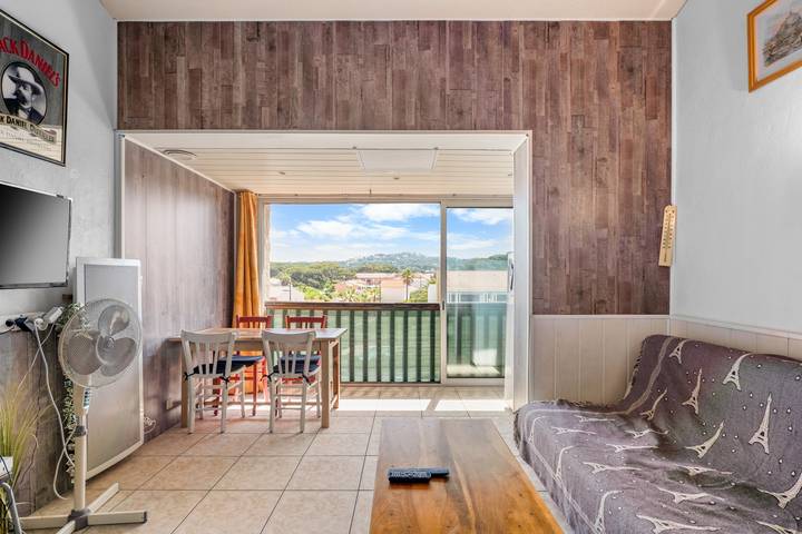 Apartamento entero, Apartamento 'T2 a 5 min de la playa' con Wi-Fi y aire acondicionado in Six-Fours-les-Plages, Costa mediterránea (Francia)