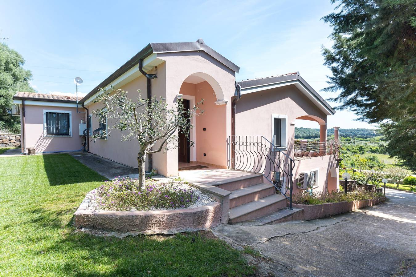 Ferienhaus „Residenza Le Magnolie“ mit Terrasse, Gemeinschaftsgarten und Wlan in Orosei, Golf von Orosei