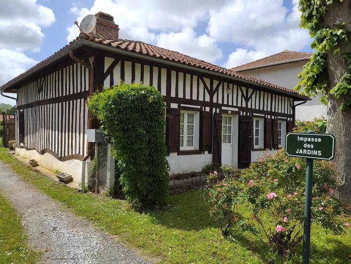 Location de vacances pour 7 personnes, avec piscine et terrasse, animaux acceptés à Lévignacq