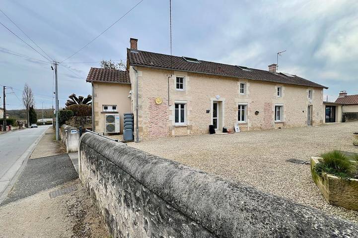 Location de vacances pour 8 personnes, avec jardin à Lussac-les-Châteaux