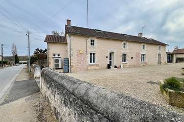 Location de vacances pour 8 personnes, avec jardin à Lussac-les-Châteaux