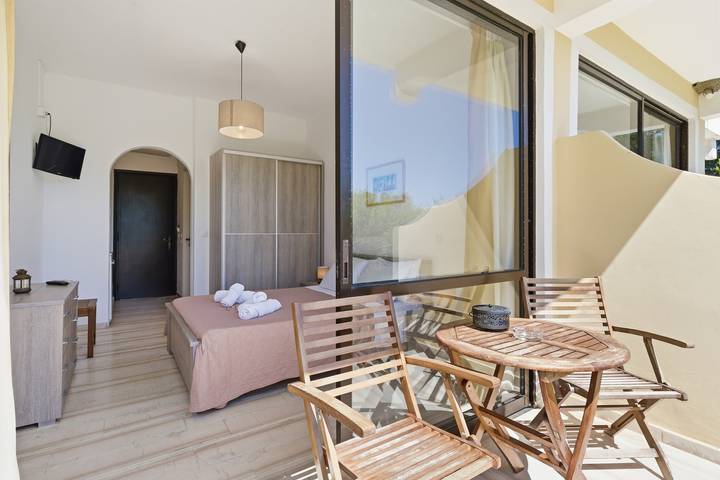Hel studio-lejlighed, Studio Apartment 'Alexandra Studio 3' with Private Balcony & Wi-Fi in Korfu