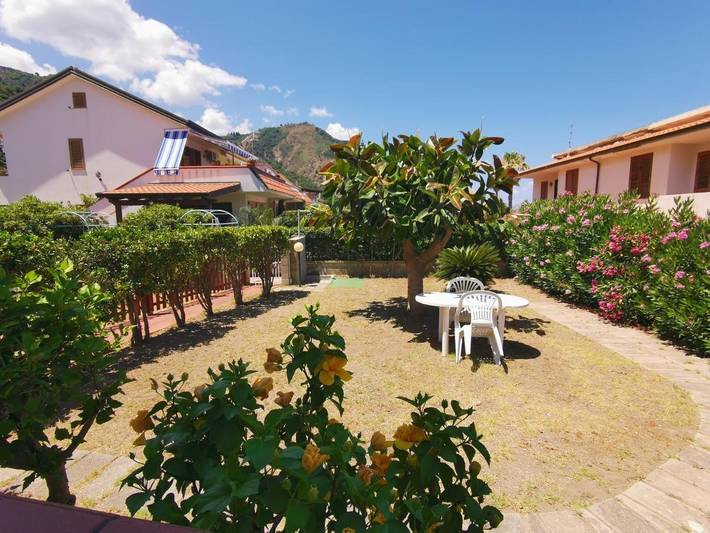 Maison de vacances pour 4 personnes, avec Balcon et Terrasse ainsi que Jardin et Vue à Piraino