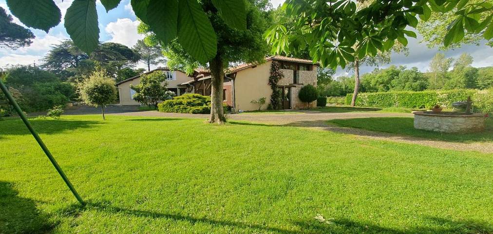 Location de vacances pour 15 personnes, avec Terrasse ainsi que Jardin et Piscine à Maubec (Tarn-et-Garonne)