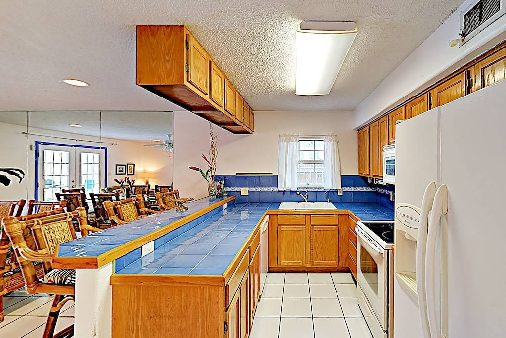 Ganze Wohnung, Spacious Island Getaway w/ Fenced Backyard Pool & 2 Balconies, Walk to Beach in South Padre Island, Laguna Madre