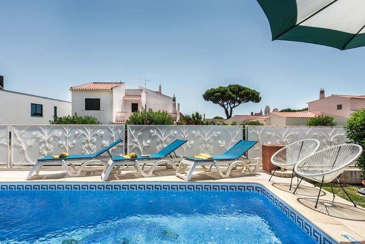 Villa for 6 people, with terrace and garden as well as view in Vilamoura