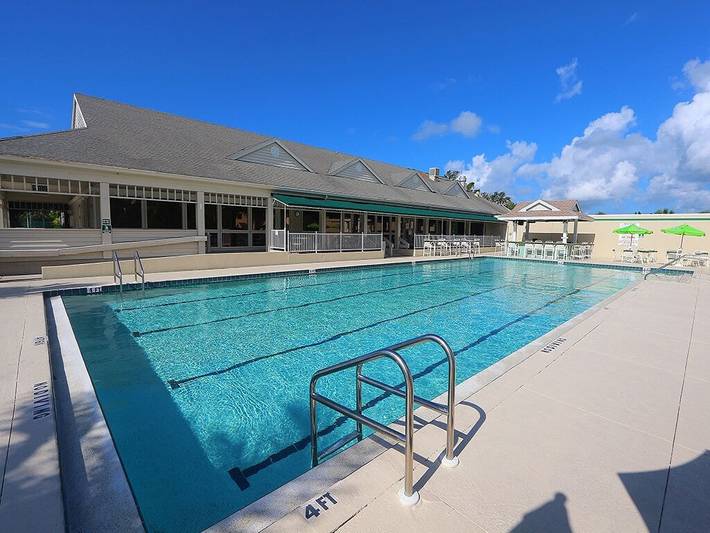 Vacation rental for 4 people, with balcony and yard as well as pool in Longboat Key