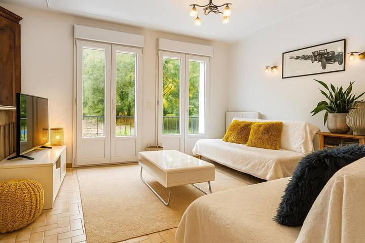 Location de vacances pour 8 personnes, avec vue et jardin, animaux acceptés à Pocé-sur-Cisse