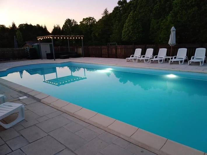 Location de vacances pour 4 personnes, avec piscine ainsi que jardin et vue à Piégut-Pluviers