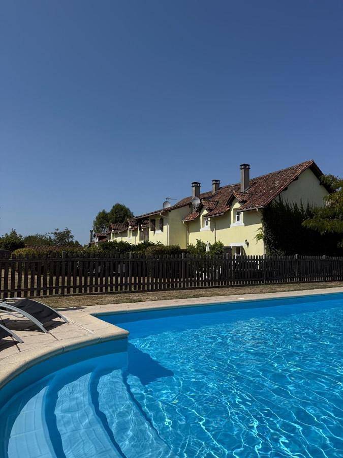 Appartement de vacances pour 6 personnes, avec piscine ainsi que vue et jardin, animaux acceptés
