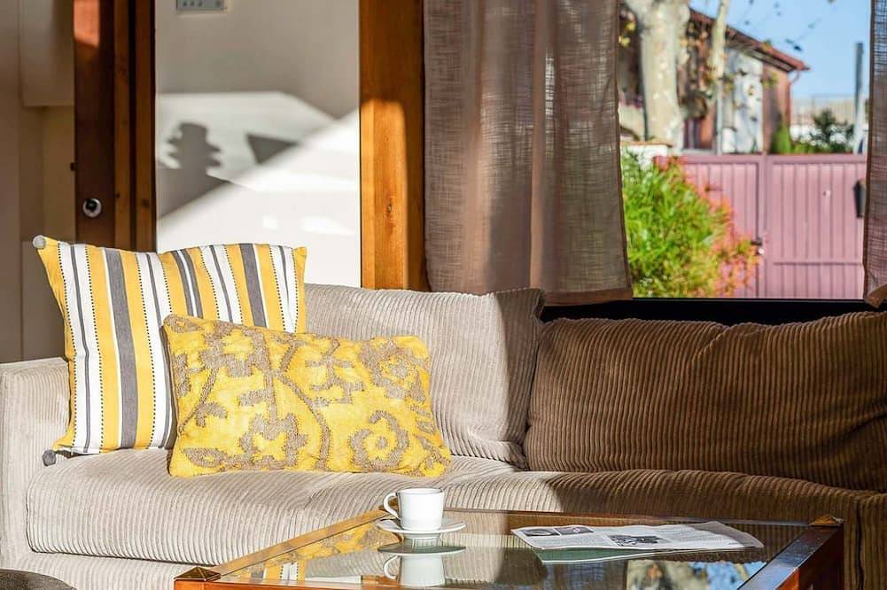 Appartamento intero, Bright house with private pool and garden located in the beautiful beach area of ​​Castelldefels. Perfect place for families with children or adults who want to spend some relaxing time together under the Mediterranean sun.This property is located in in Castelldefels, Baix Llobregat