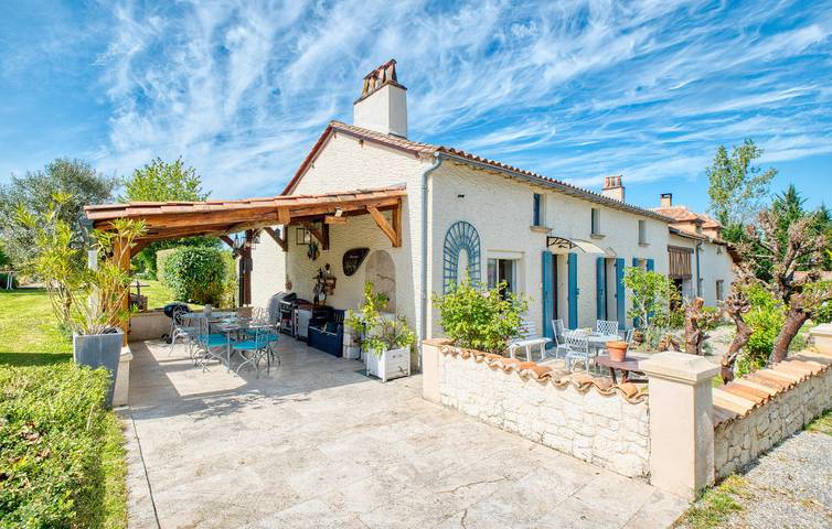 Location de vacances pour 6 personnes, avec Terrasse ainsi que Jardin et Piscine à Bosset