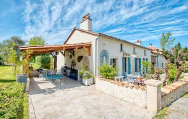 Gîte pour 6 personnes, avec jardin ainsi que piscine et terrasse, animaux acceptés à Bosset