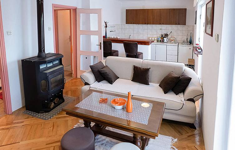 Ganze Ferienwohnung, Gemütliche 100 m² große Wohnung mit WLAN, Terrasse, Küche und Parkplatz in Gračac, Zadar