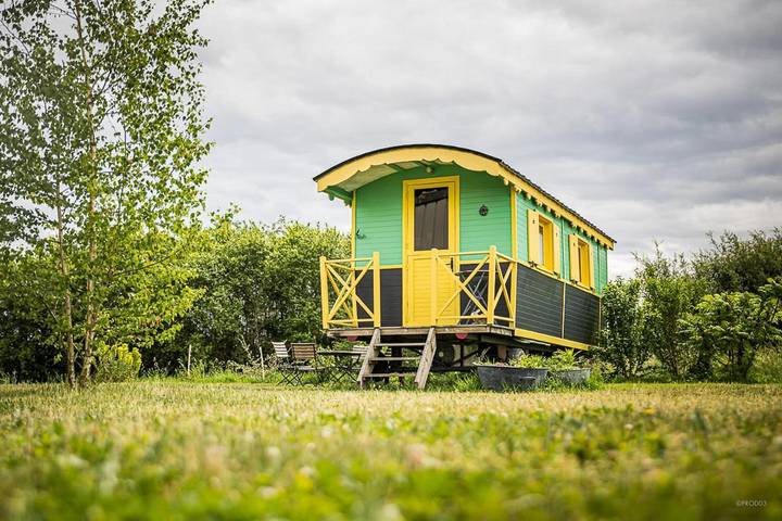 Chambre d’hôte pour 4 personnes, avec vue et terrasse ainsi que piscine et jardin
