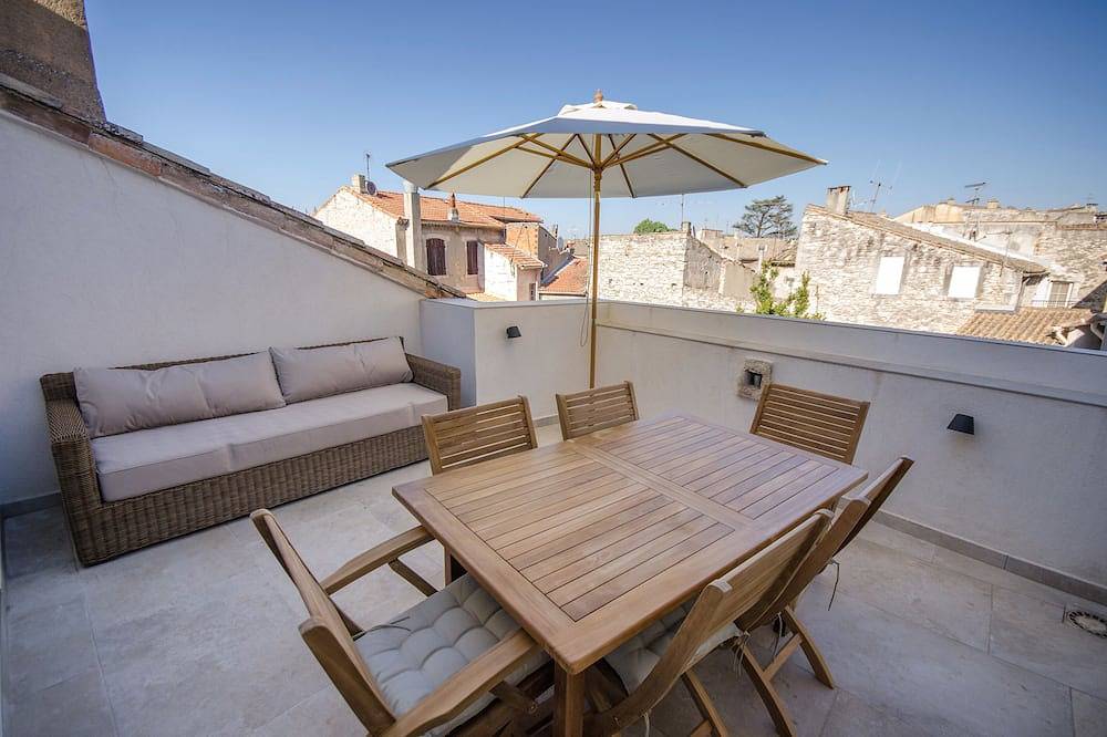 Village house in the heart of the Historic Center with roof terrace and garage. in Saint-Rémy-de-Provence, Arles region