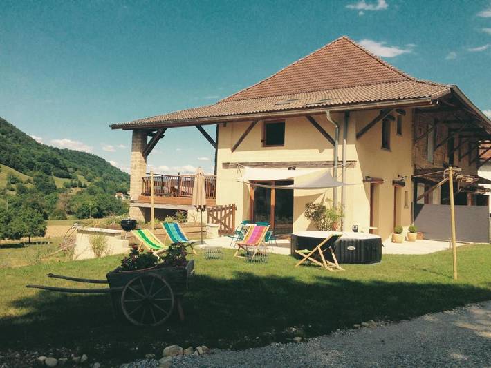 Gîte pour 5 personnes, avec jacuzzi et jardin, adapté aux familles dans Saint-Bueil