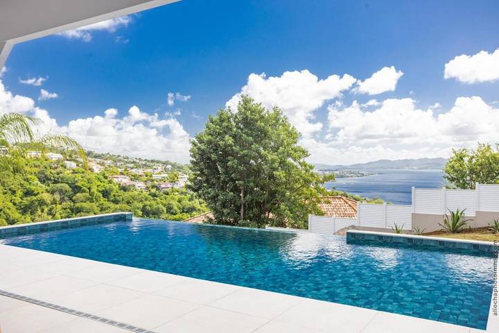 Villa pour 6 personnes, avec balcon ainsi que vue et piscine