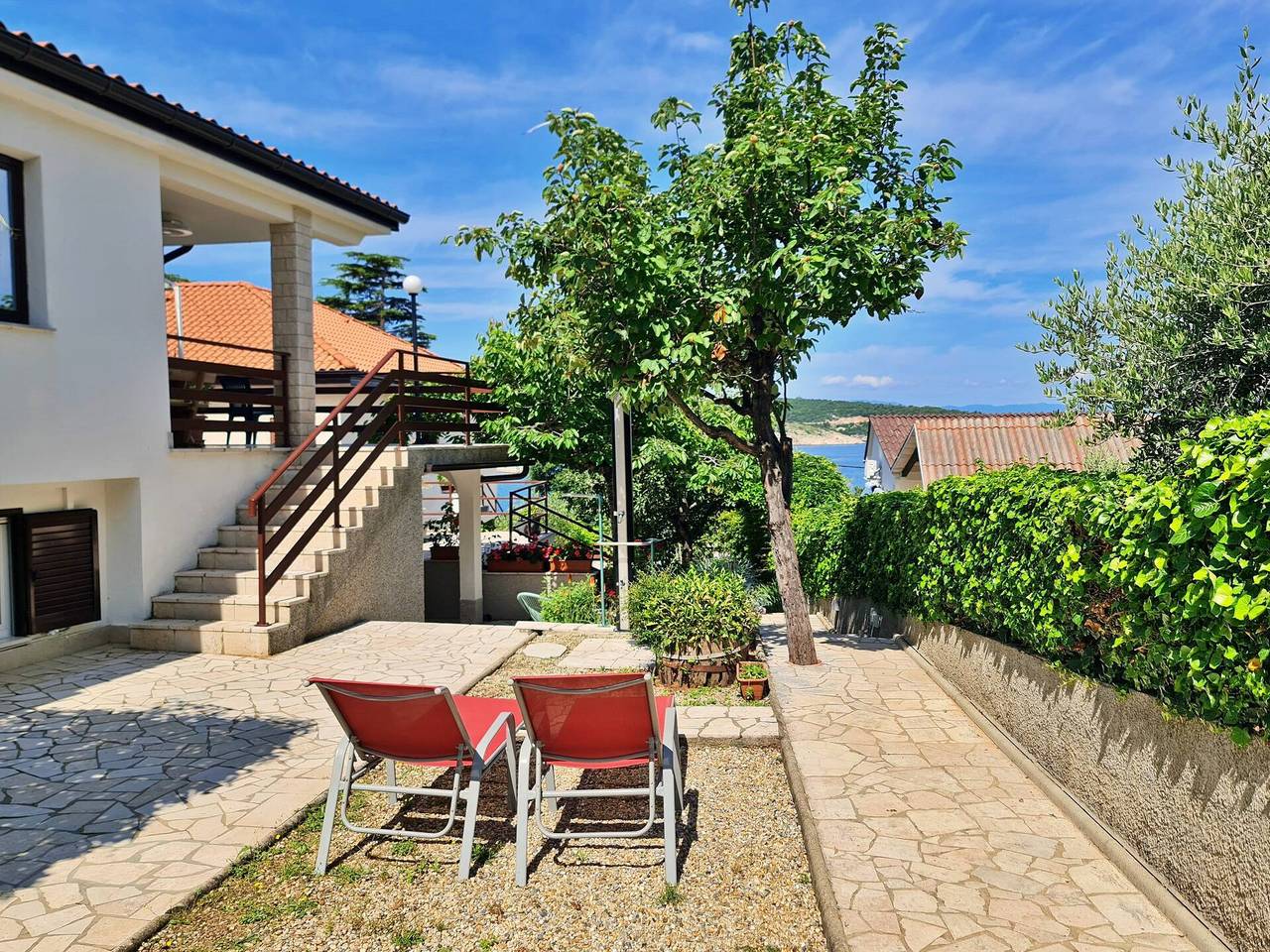 Ganze Wohnung, Apartment Beakovic - 40 m vom Meer und Strand entfernt, überdachte Terrasse, Außendusche, Grill, Sonnenliegen, Waschmachine in Silo (Krk), Krk