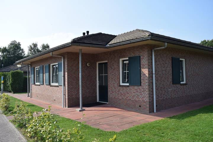 Bungalow voor 6 personen, with Terras and Tuin as well as Kinderzwembad op de Veluwe