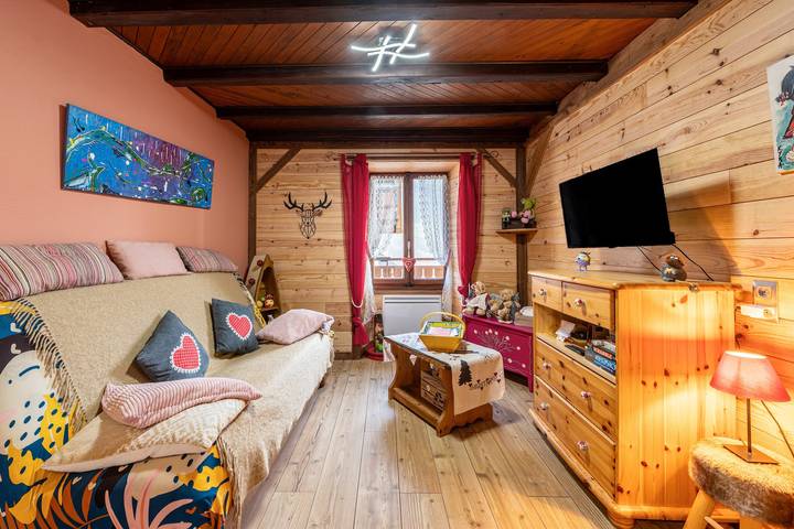 Appartement entier, Appartement "Aux 4 Saisons" avec vue sur les montagnes, terrasse privée et Wi-Fi in Le Bouchet-Mont-Charvin, Région d'Annecy