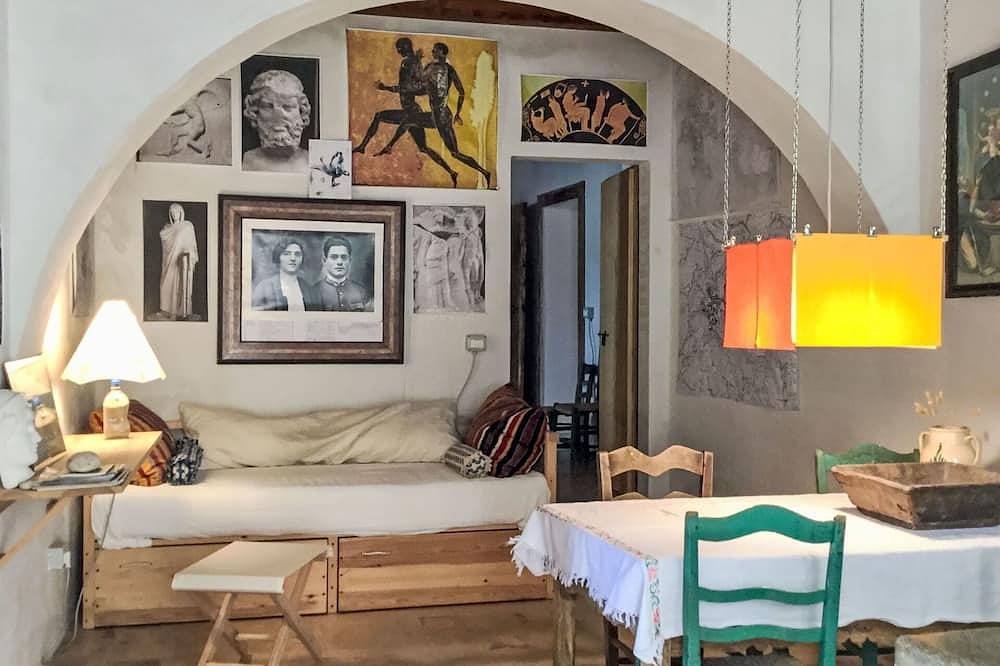 Entire apartment, Cosy apartment for 3 people with Wifi, balcony, pets allowed and parking in Strongoli, Gulf of Taranto
