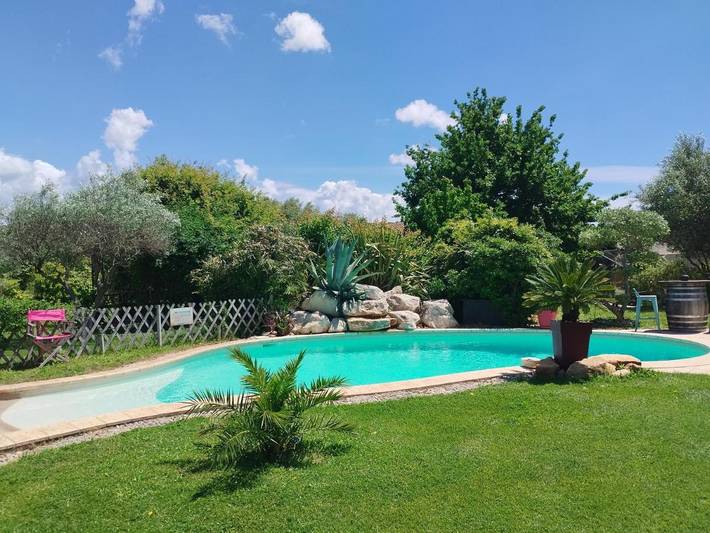 Chambre d’hôte pour 2 personnes, avec terrasse et vue ainsi que piscine et jardin