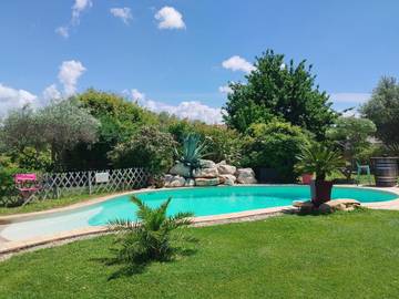 Chambre d’hôte pour 2 personnes, avec terrasse et vue ainsi que piscine et jardin à Pujaut