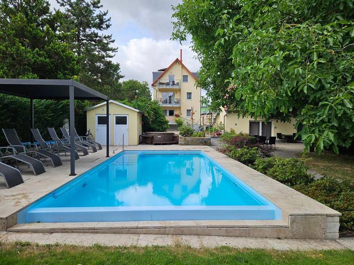Ferienwohnung für 2 Personen, mit Terrasse und Garten sowie Pool und Ausblick
