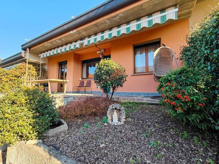 Chambre d’hôte pour 3 personnes, avec vue ainsi que vue sur le lac et jardin à Lierna