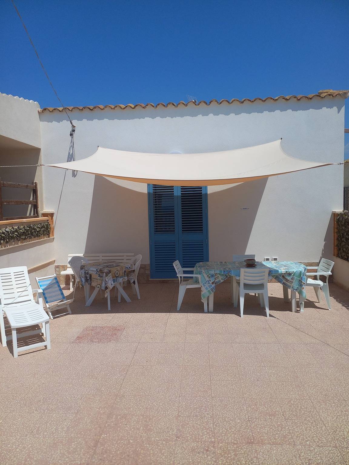 Apartamento entero, Casa de vacaciones 'Casa Damari-Frente a la Playa' con vistas al mar y terraza privada in Petrosino, Provincia de Trapani