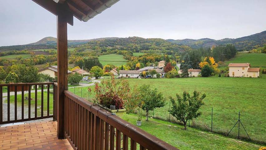 Gîte pour 5 personnes, avec Jardin ainsi que Piscine et Vue